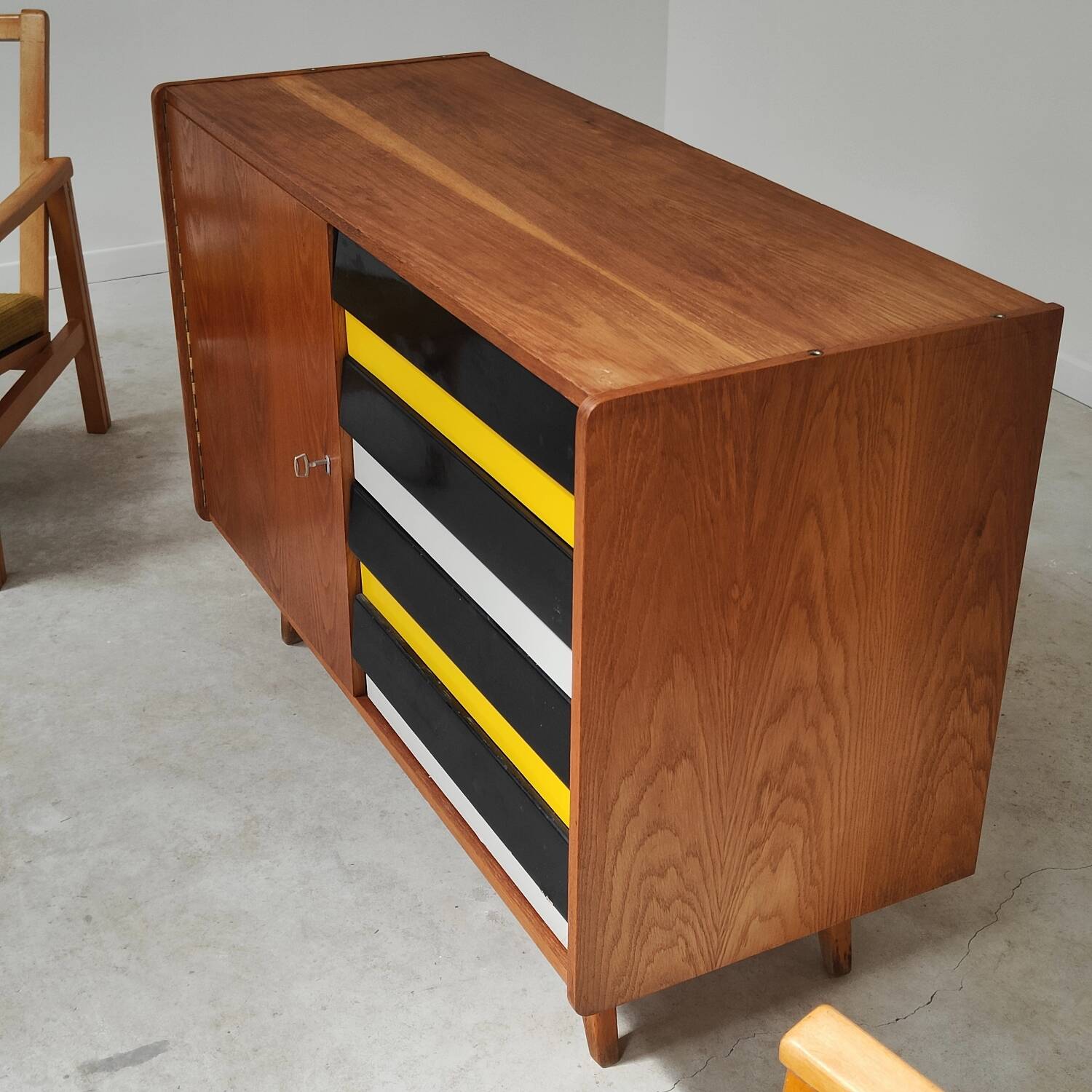 Buffet U458 jaune par Jiri Jiroutek pour Interier Praha 1960