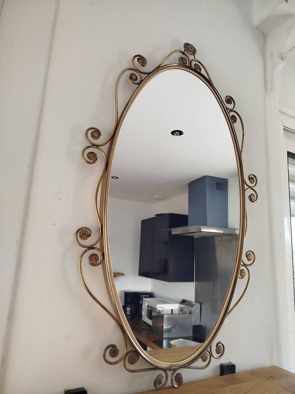 Miroir ovale en laiton doré et de cor floral, Années 1950