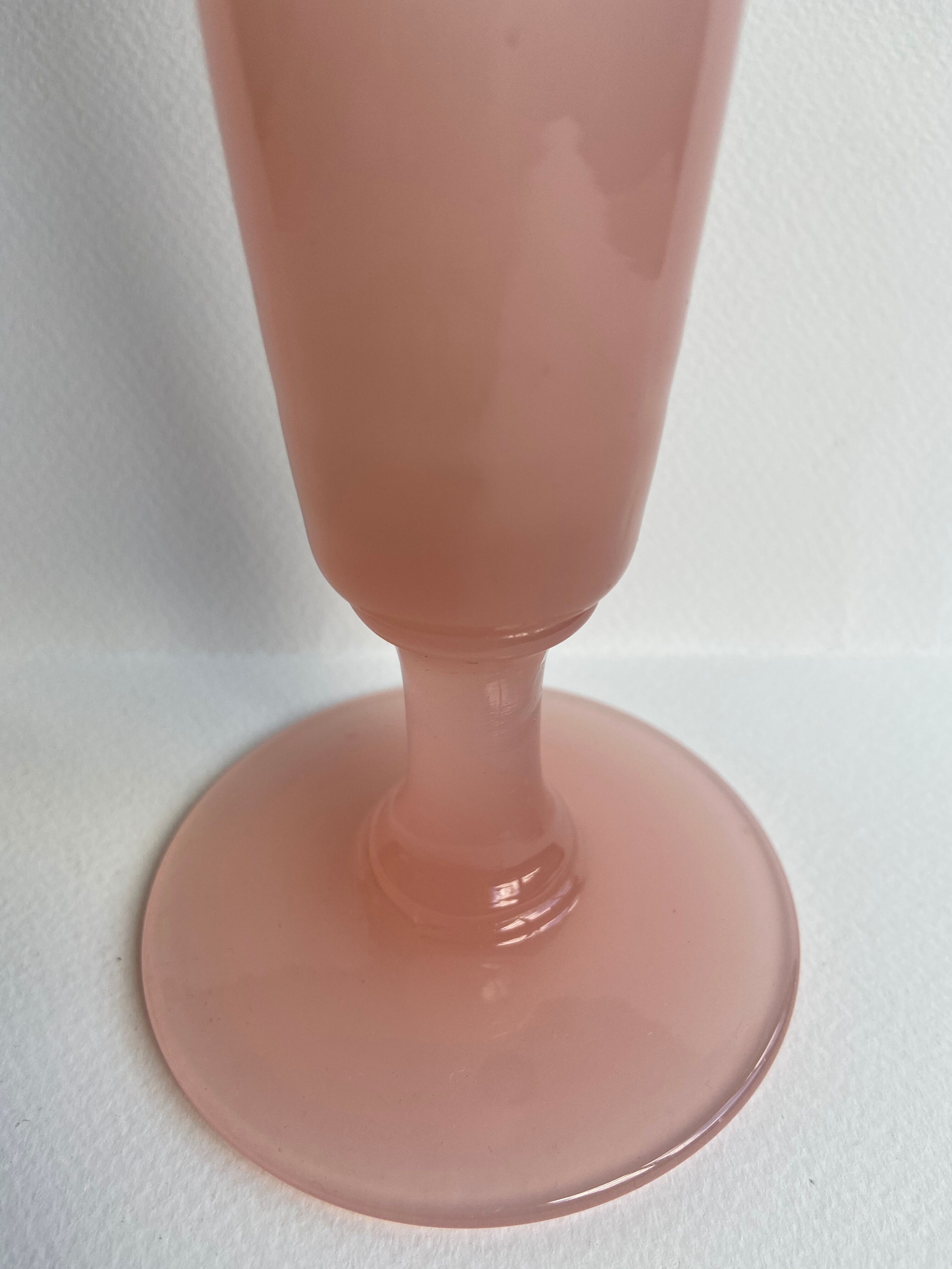 Vase en opaline rose
