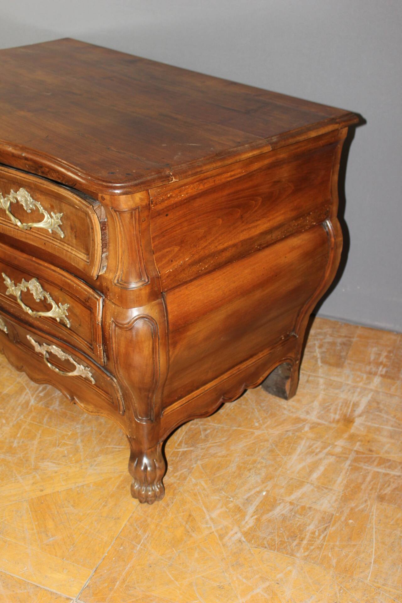Bordeaux Tomb Commode in Walnut, 18th Century
