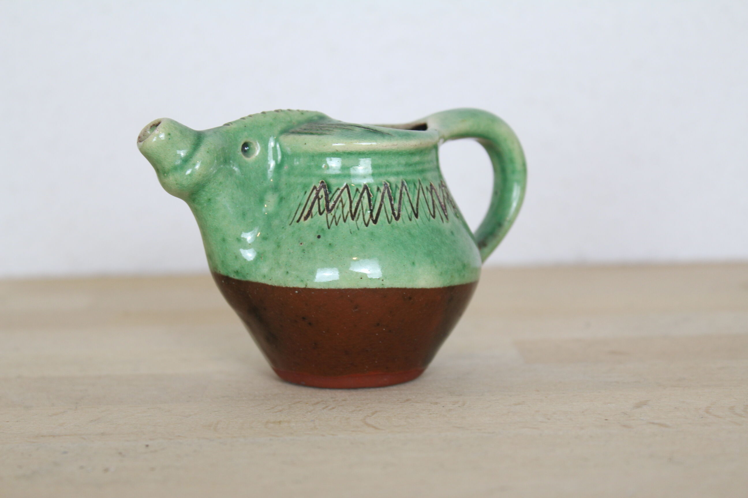 Pichet zoomorphe, éléphant vert, arrosoir