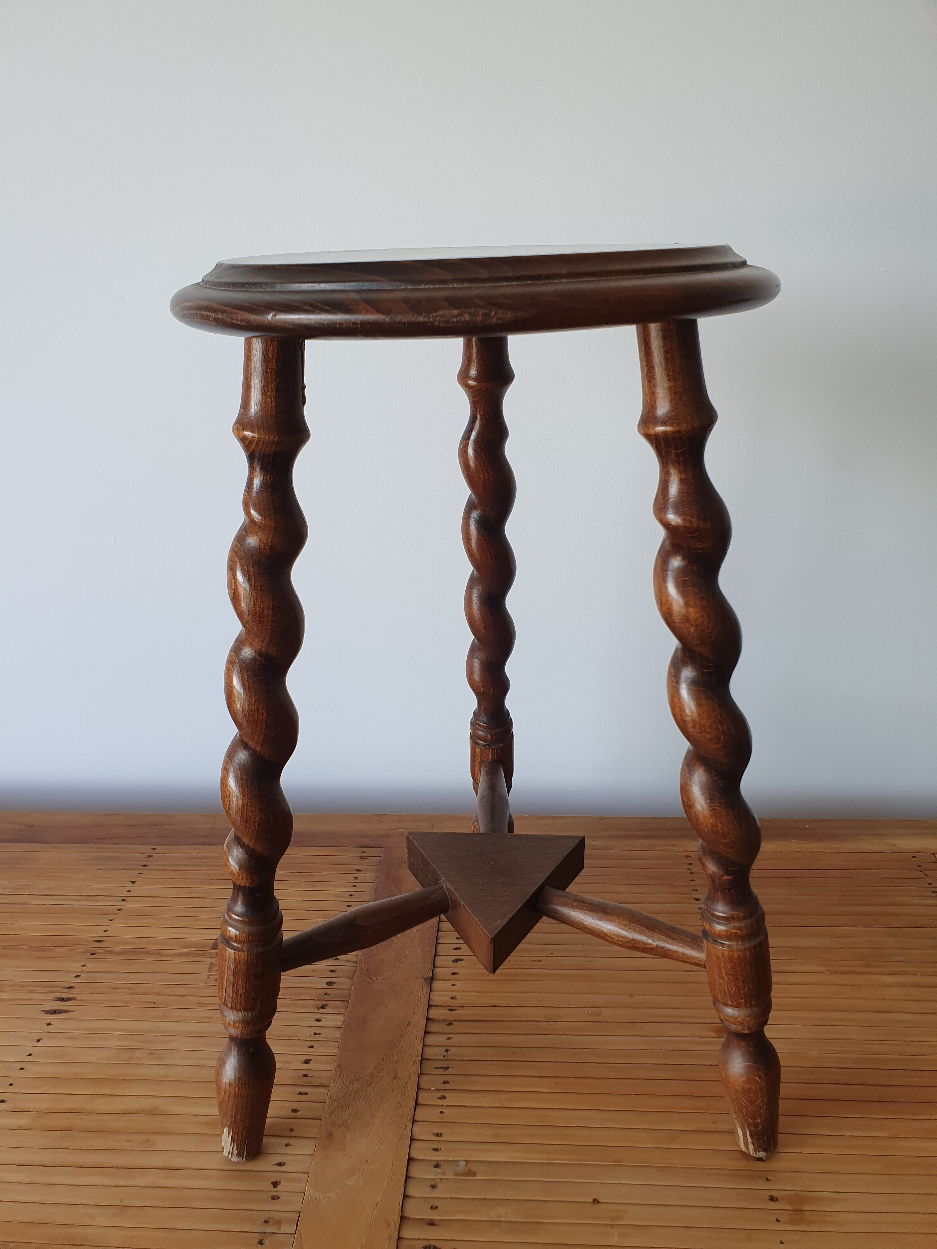 Tripod stool in turned wood (oak)