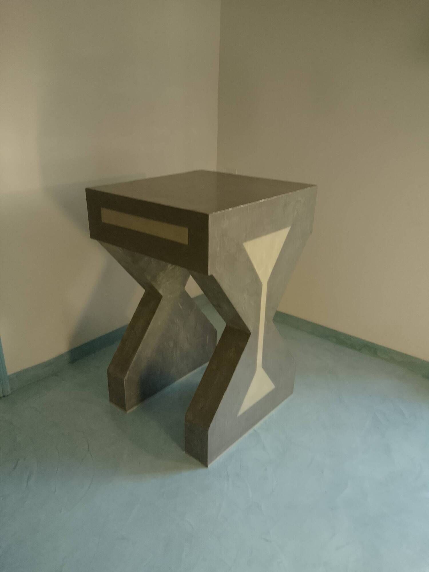 Pedestal / High side table in polished concrete – Unique artisan piece.