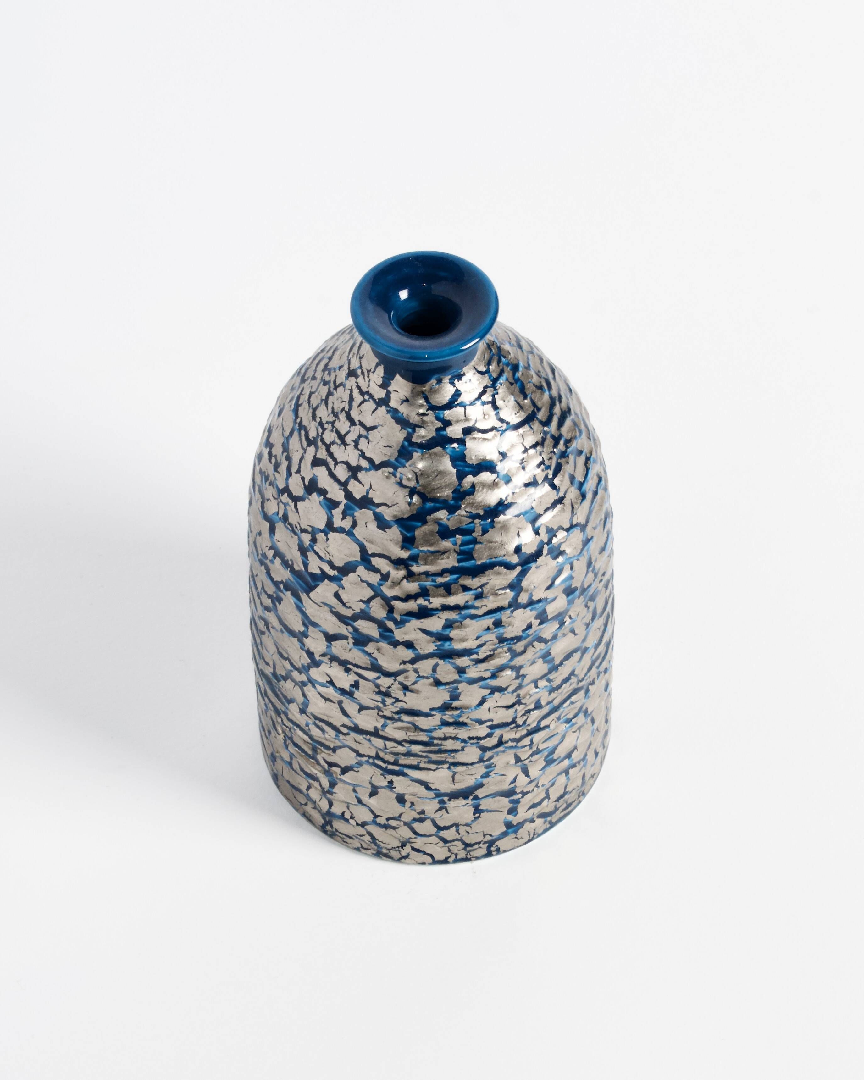 Porcelain vase by Fujii Shumei, 藤井朱明 (1936-2017)
