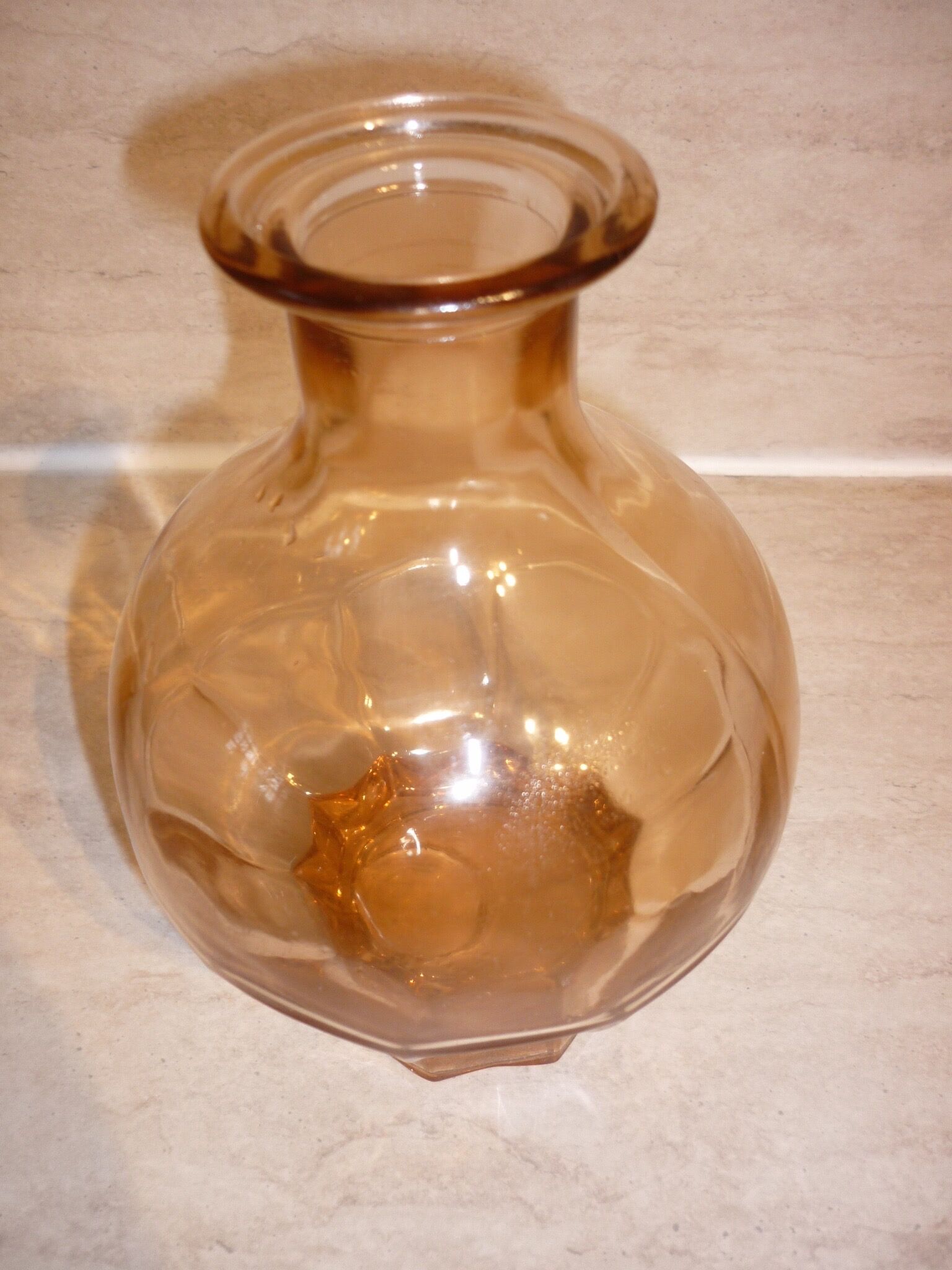 Carafe art-deco pink molded glass