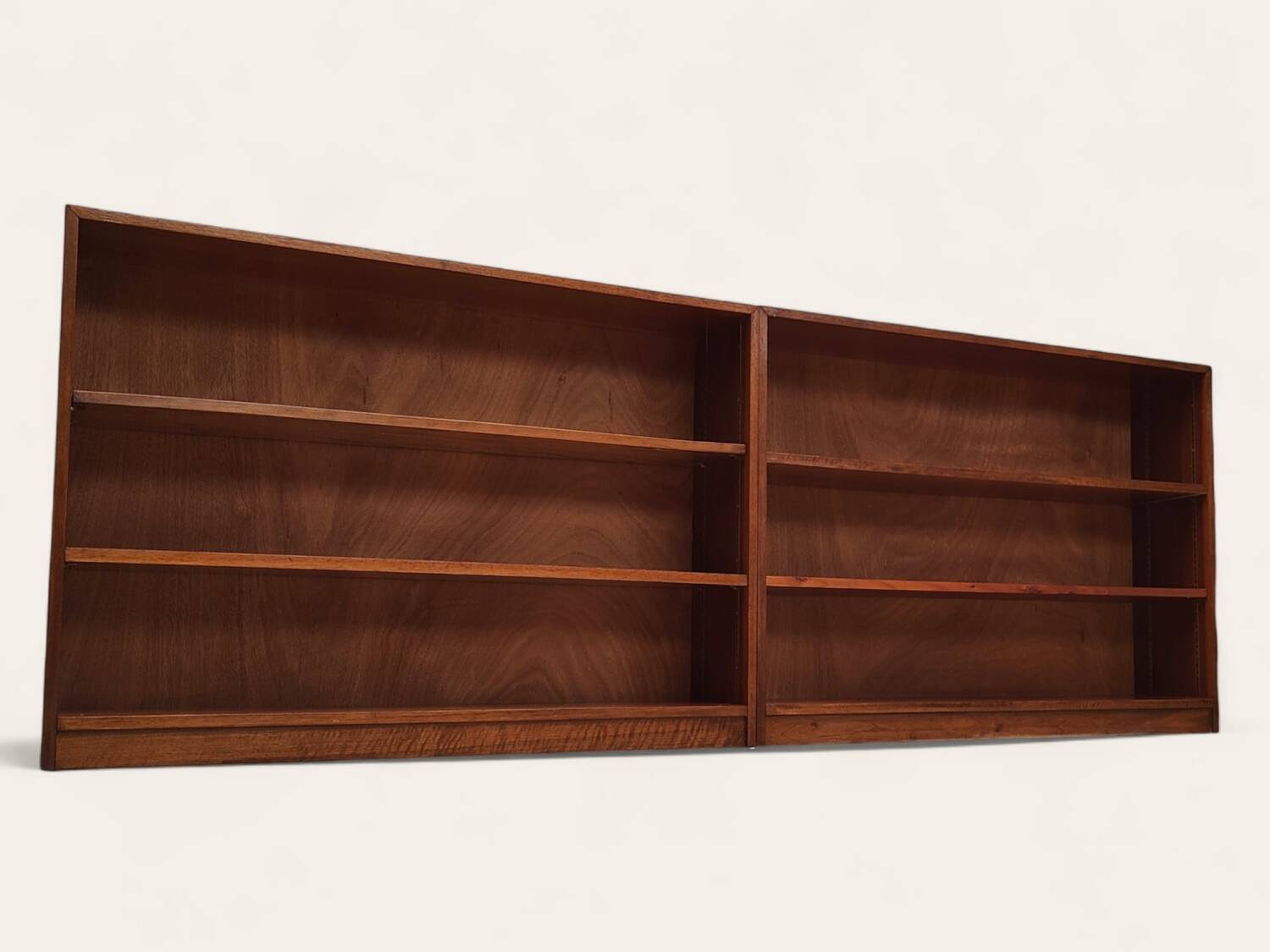 Bibliothèque du milieu du siècle