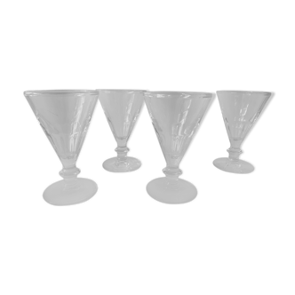 4 verres à vin à pied en verre pressé moulé