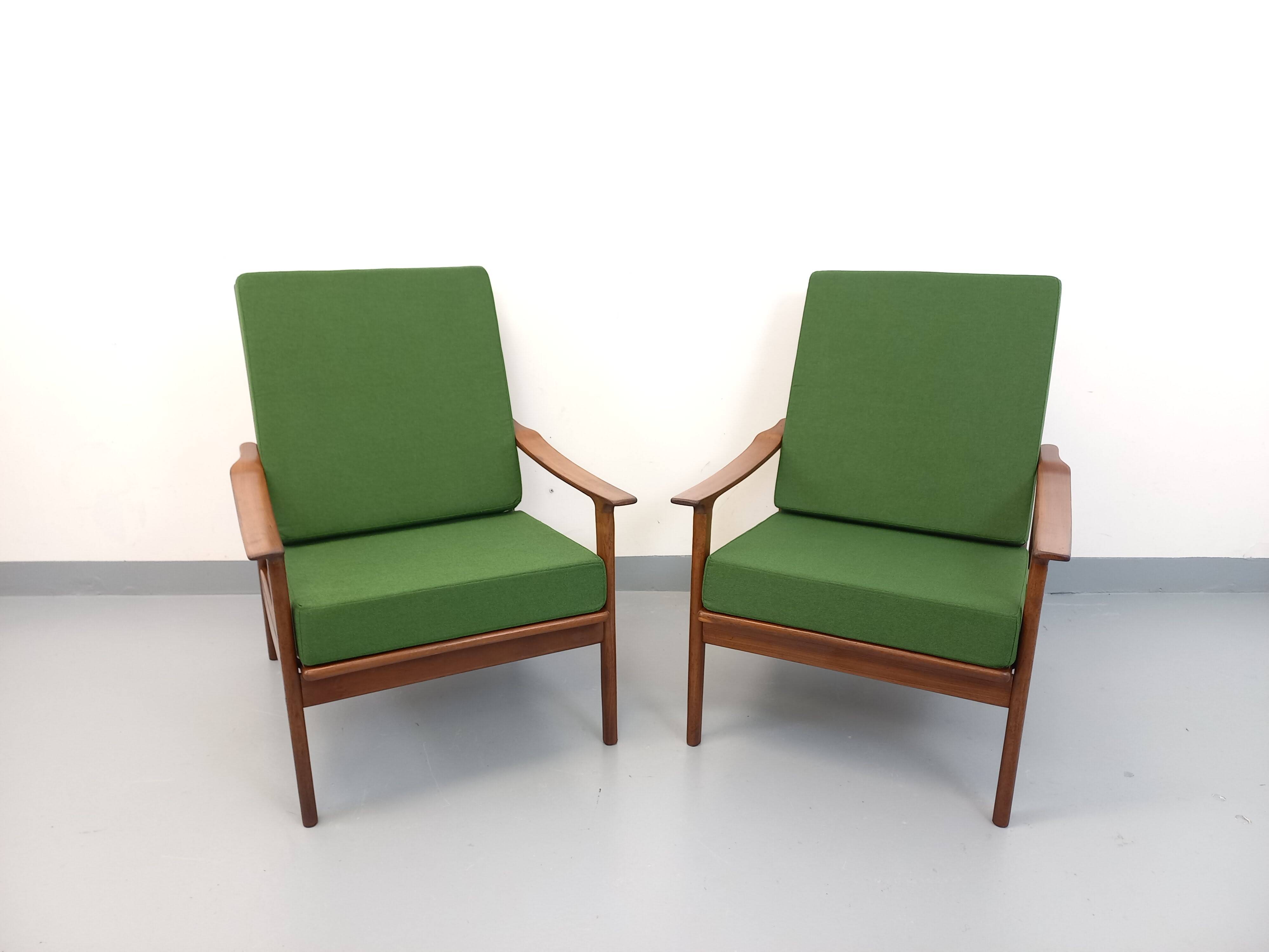 Paire de fauteuils scandinaves vintage en teck et tissu vert des années 60