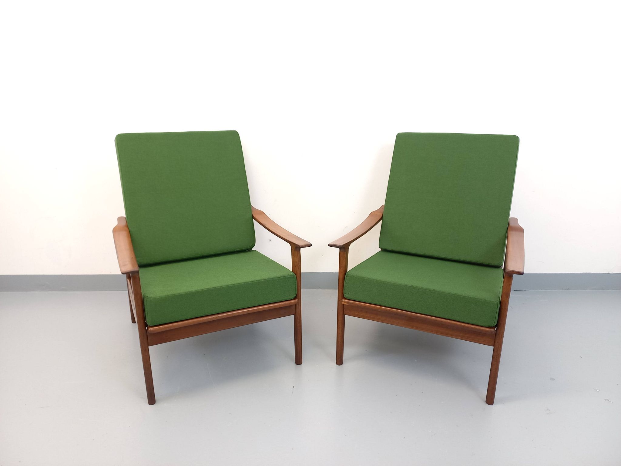 Pair of vintage Scandinavian armchairs in teak and green fabric from the 1960s.