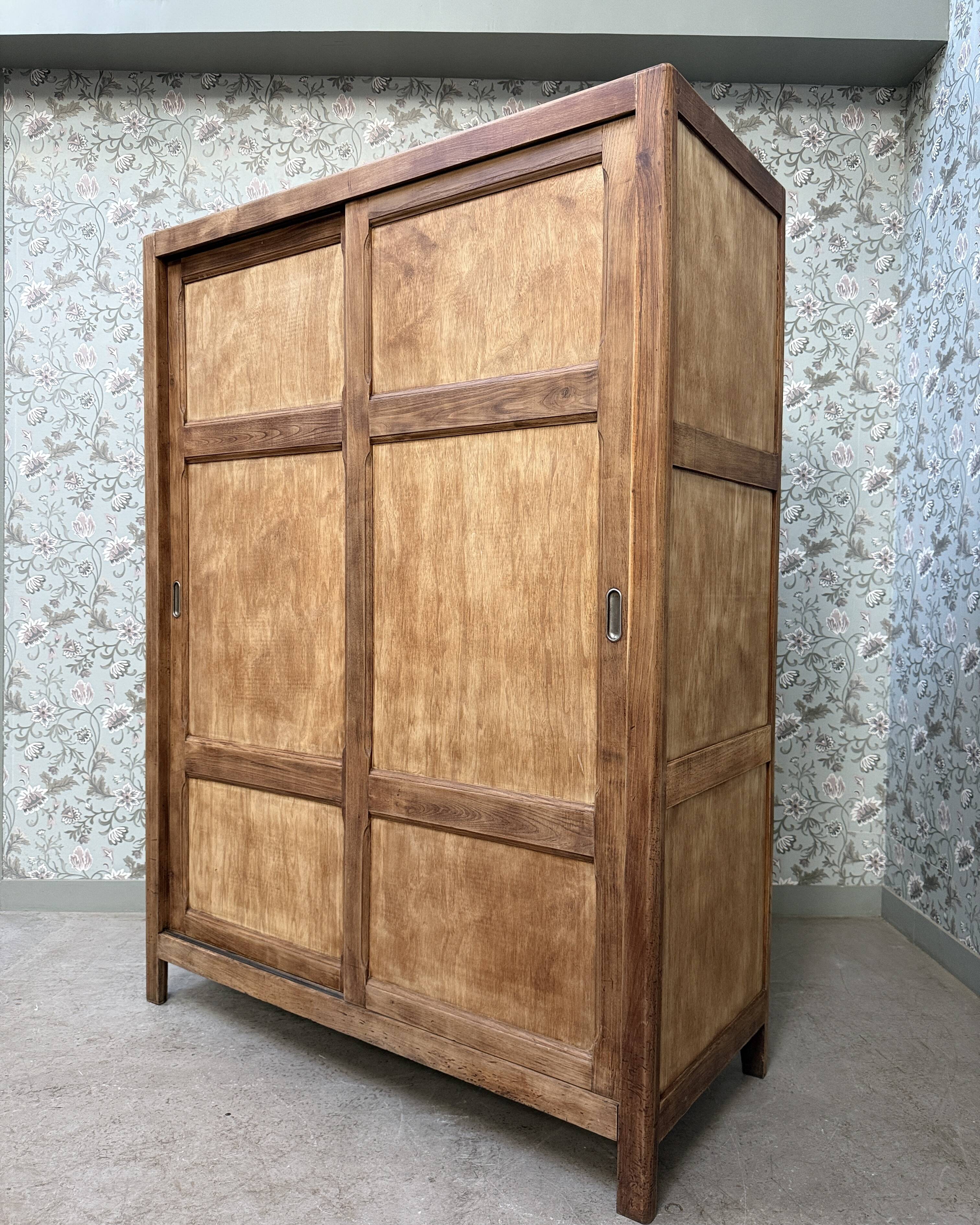 Parisian wardrobe with sliding doors and hanging space (renovated)
