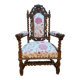 Fauteuil en noyer sculpté de style Haute Époque