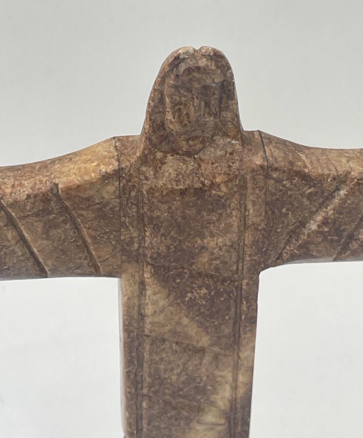 Statue Christ Rédempteur en Pierre Taillée – Sculpture Artisanale
