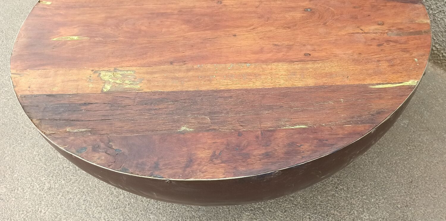 Round coffee table in wood