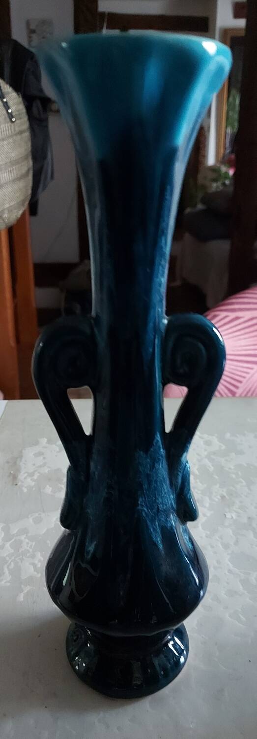 Slim single-flower vase in navy blue enamel