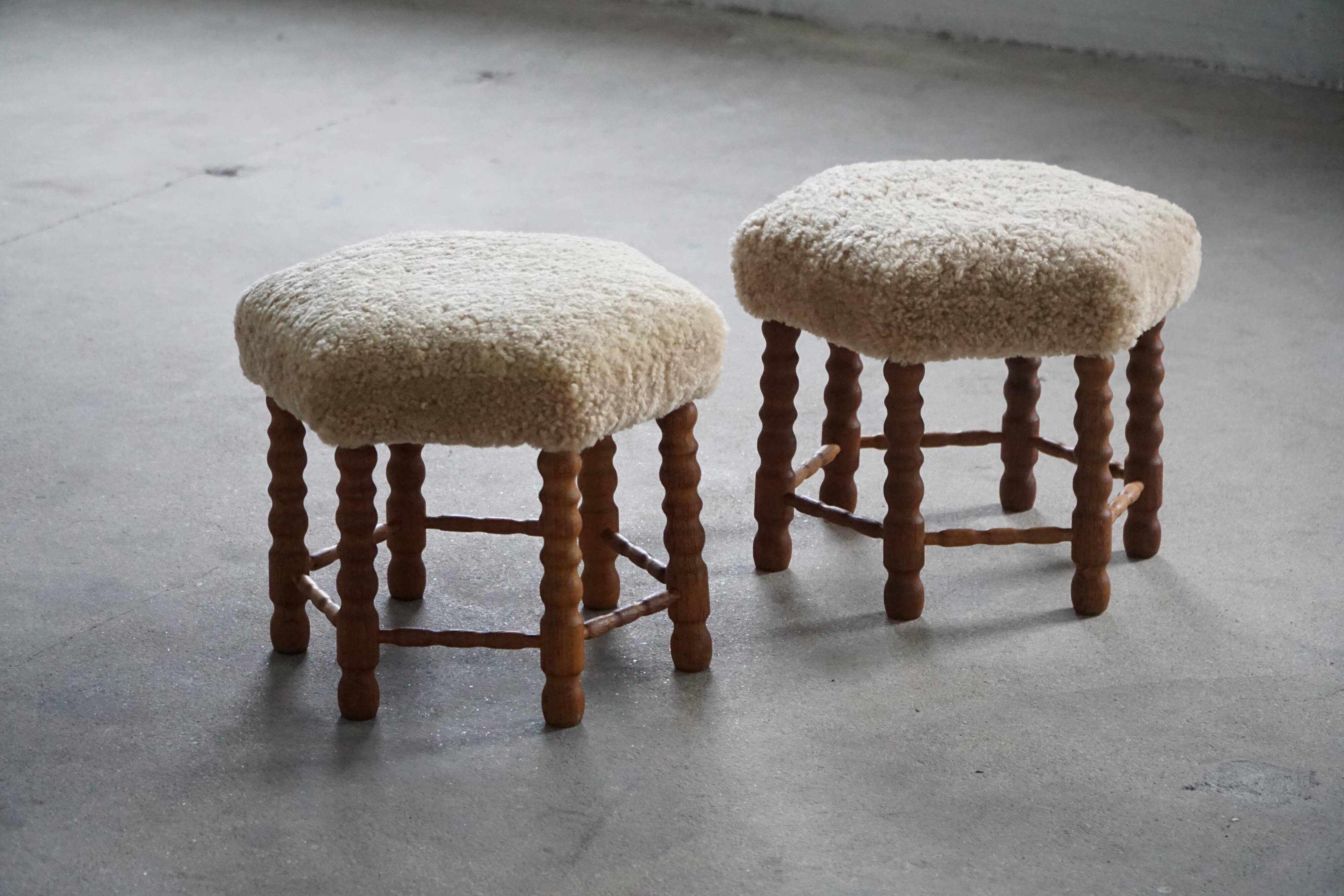 Pair of Danish oak stools from the mid-century with hexagonal seat and turned legs, 1950s.