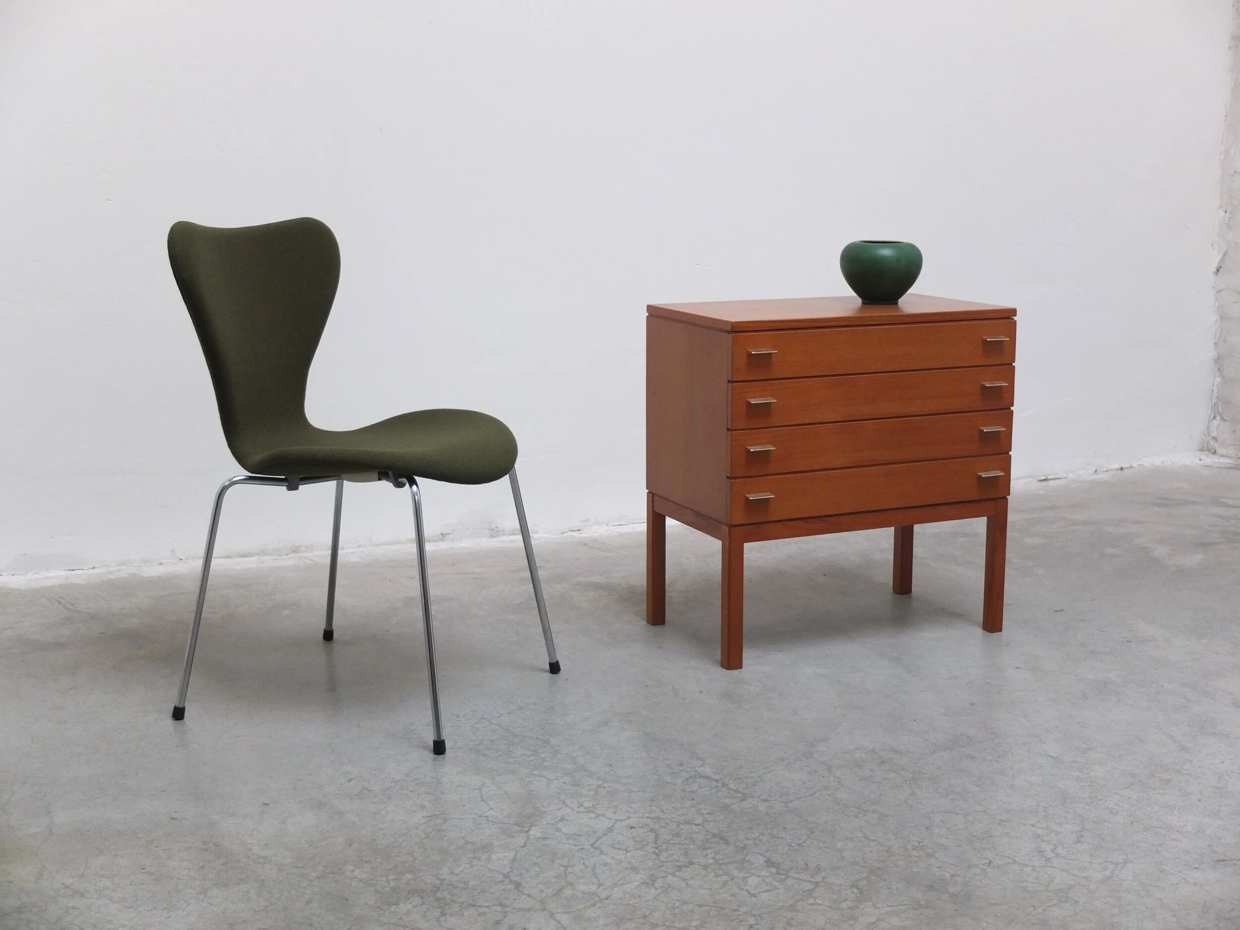 Commode suédoise en teck avec poignées en métal, années 1970