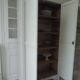 Armoire parisienne vintage réenchantée en gris perle.