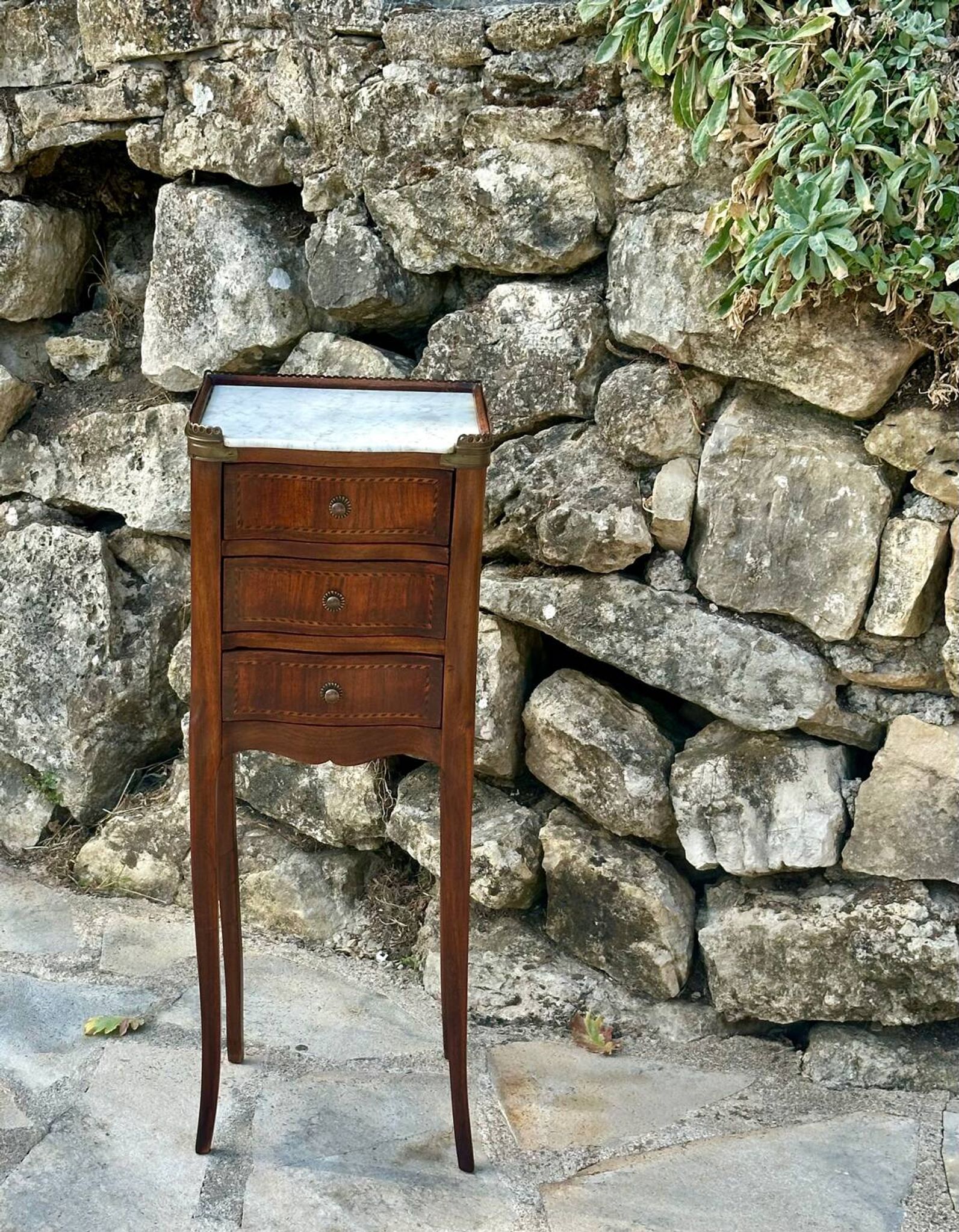 Petite table Chiffonnière en bois de placage de style Transition .