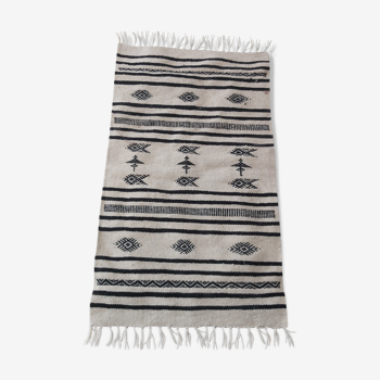 Tapis kilim blanc et noir motifs berbères