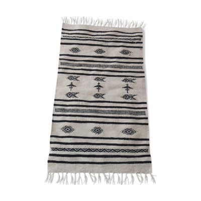 Tapis kilim blanc et noir motifs berbères