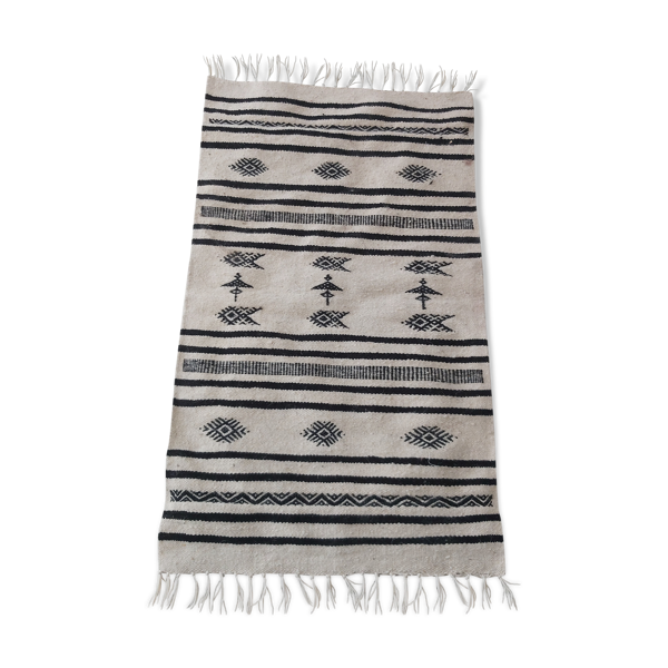 Tapis kilim blanc et noir motifs berbères