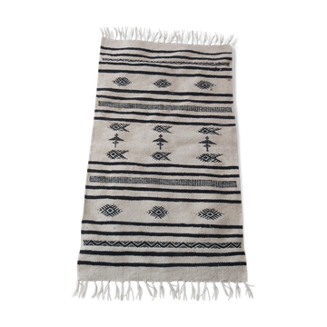 Tapis kilim blanc et noir motifs berbères
