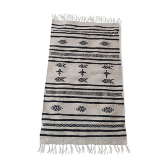 Tapis kilim blanc et noir motifs berbères