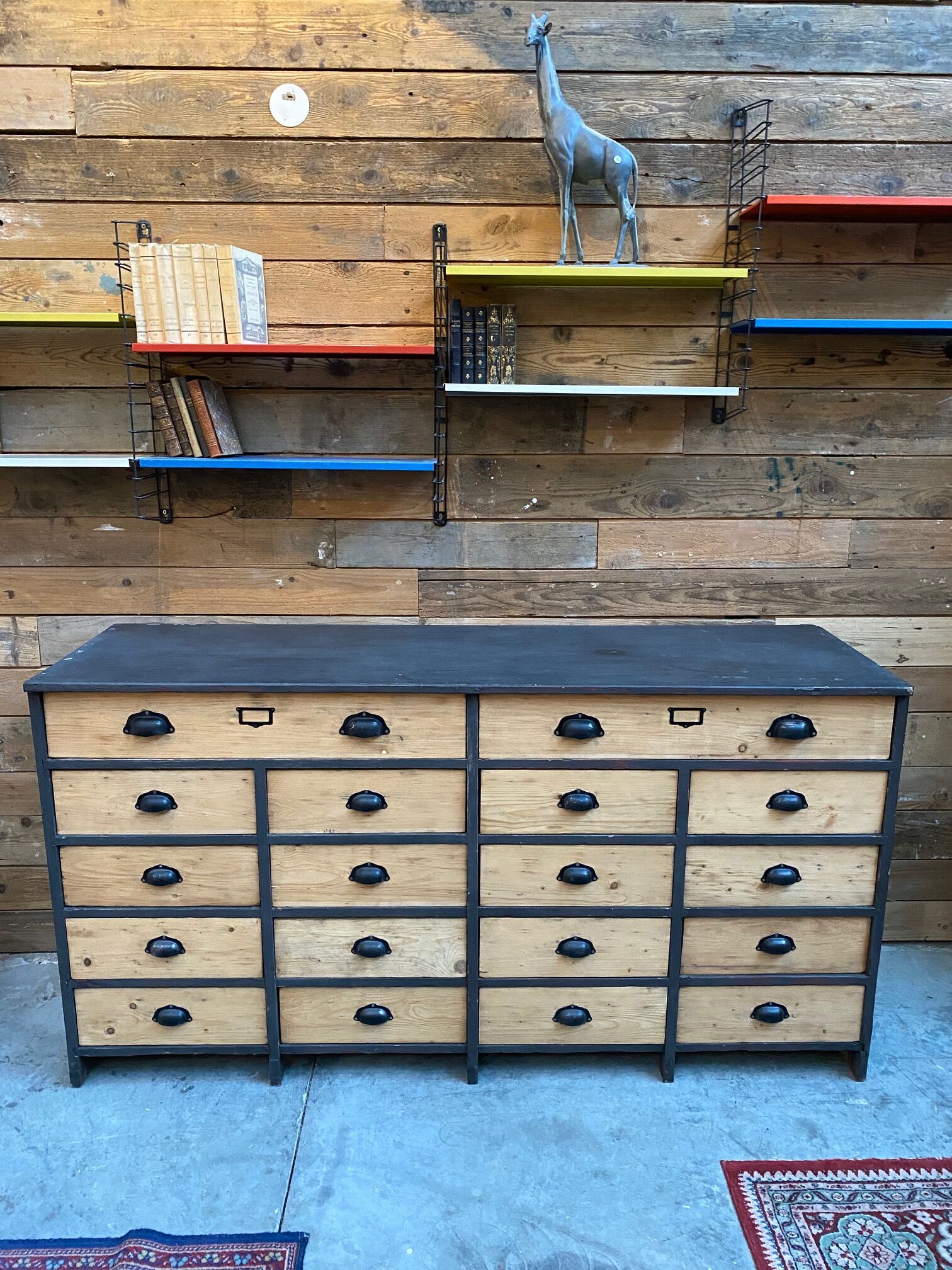 Trade cabinet with drawers
