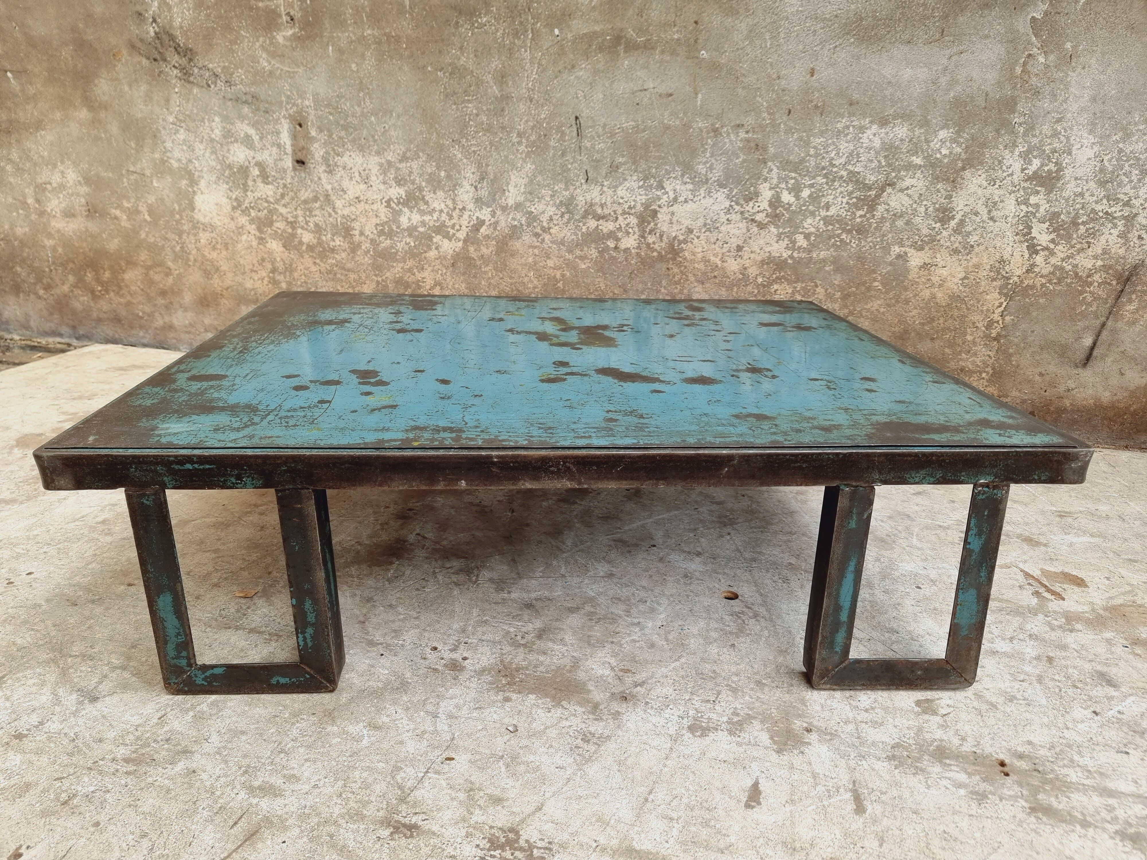 Table basse industrielle acier azur 90 x 110 cm