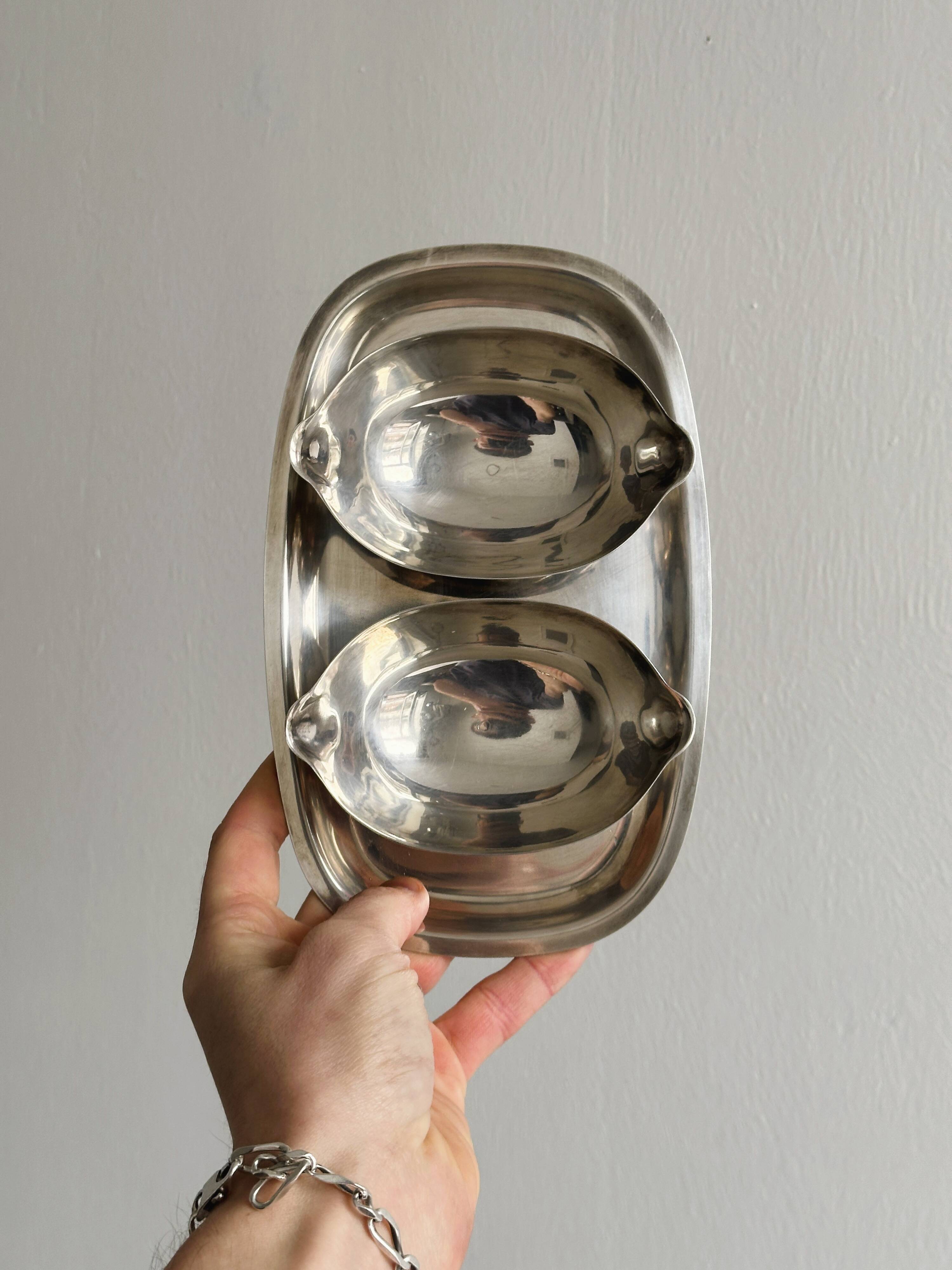 Fixed sauce boats on stainless steel tray