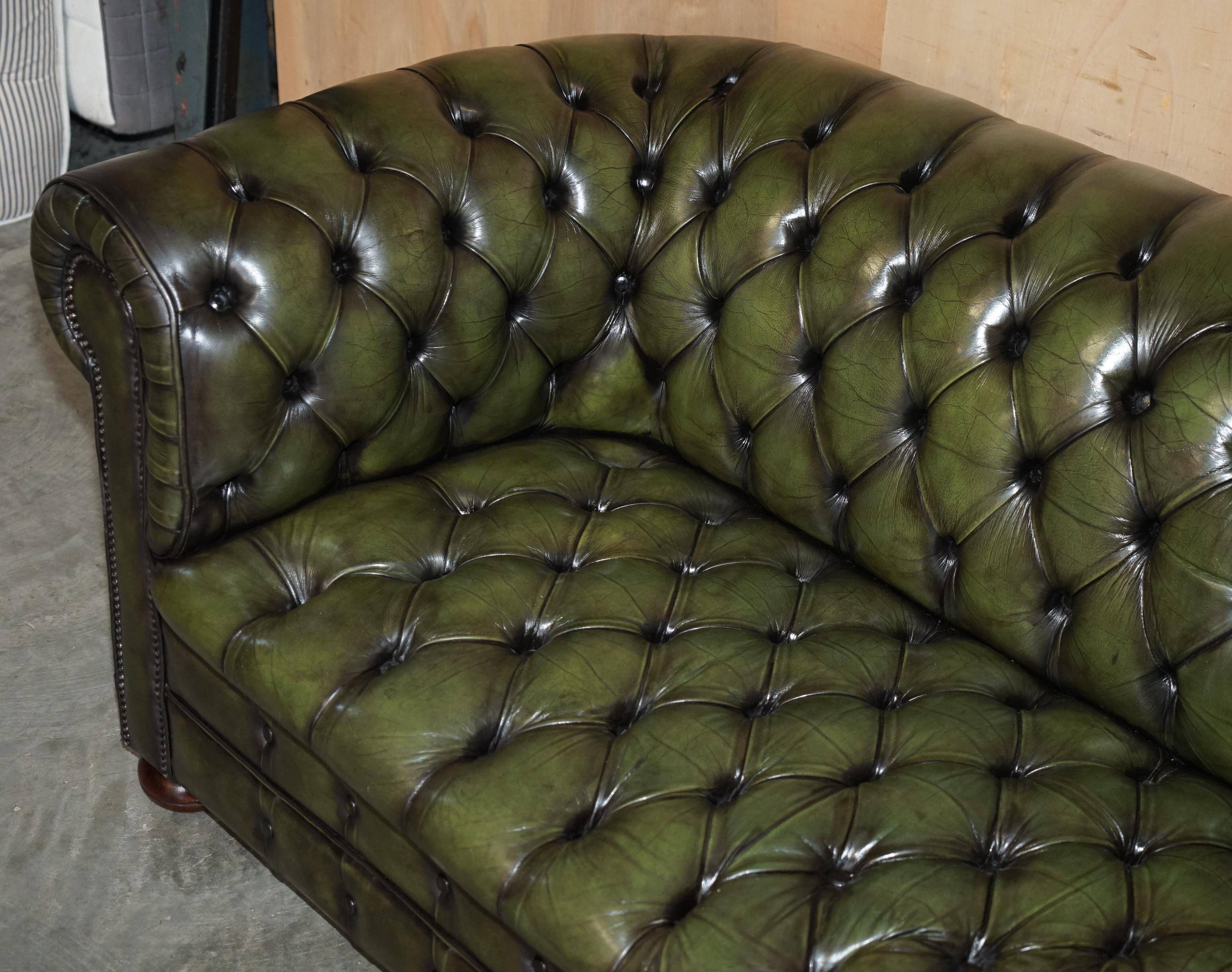 Chesterfield sofa in renovated leather, Regency style from the 1950s.