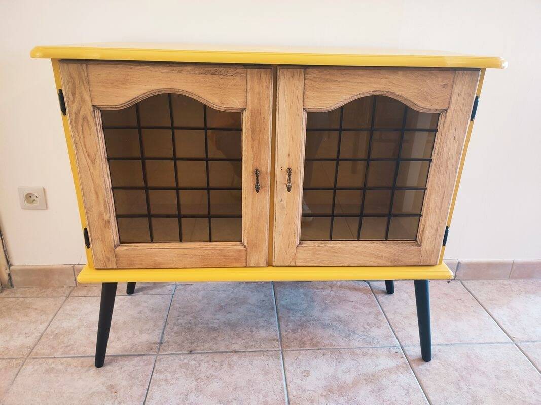 Joli petit buffet vintage jaune et noir avec portes vitrées