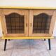 Joli petit buffet vintage jaune et noir avec portes vitrées