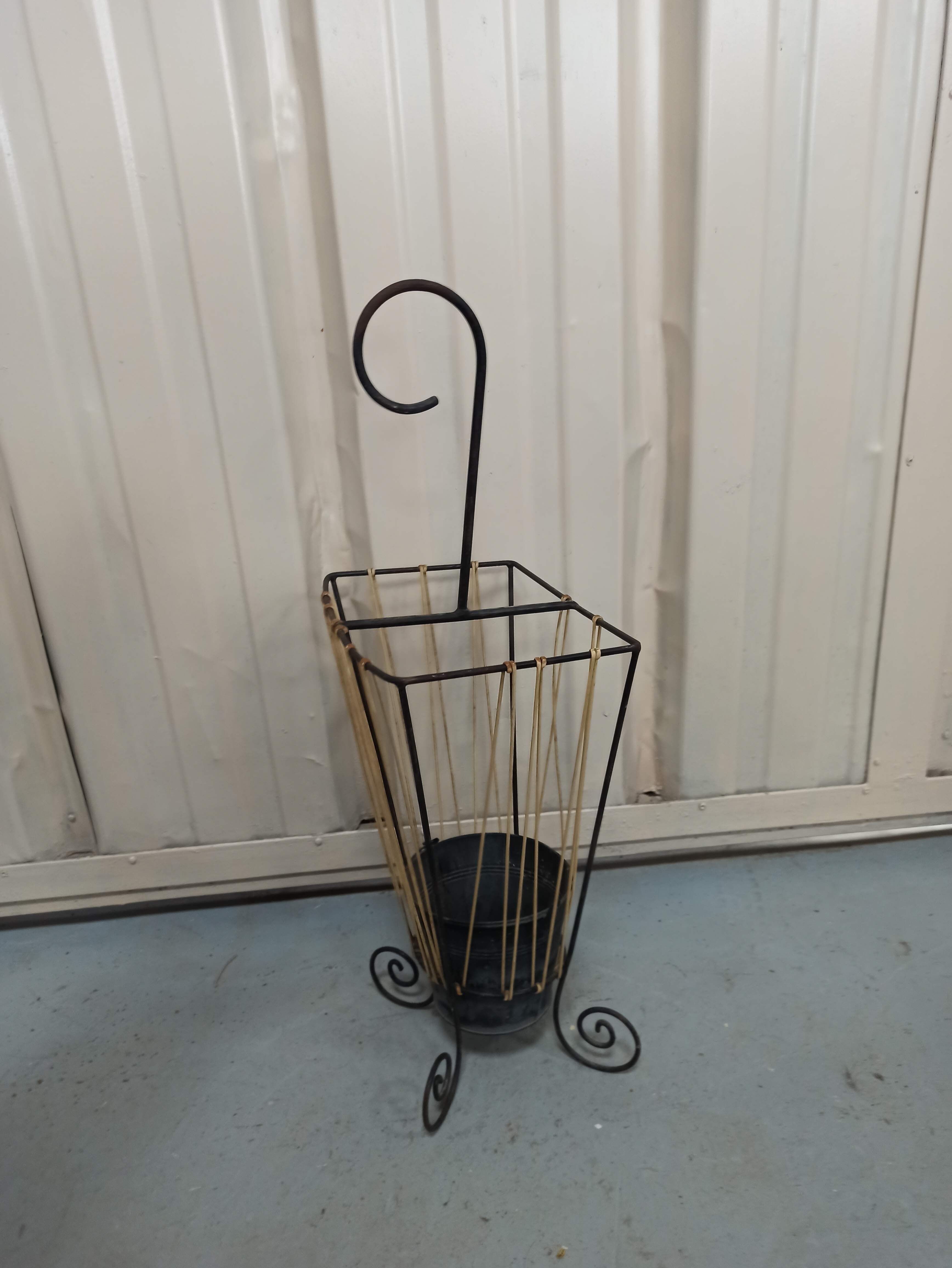 Iron umbrella rack and scoubidou