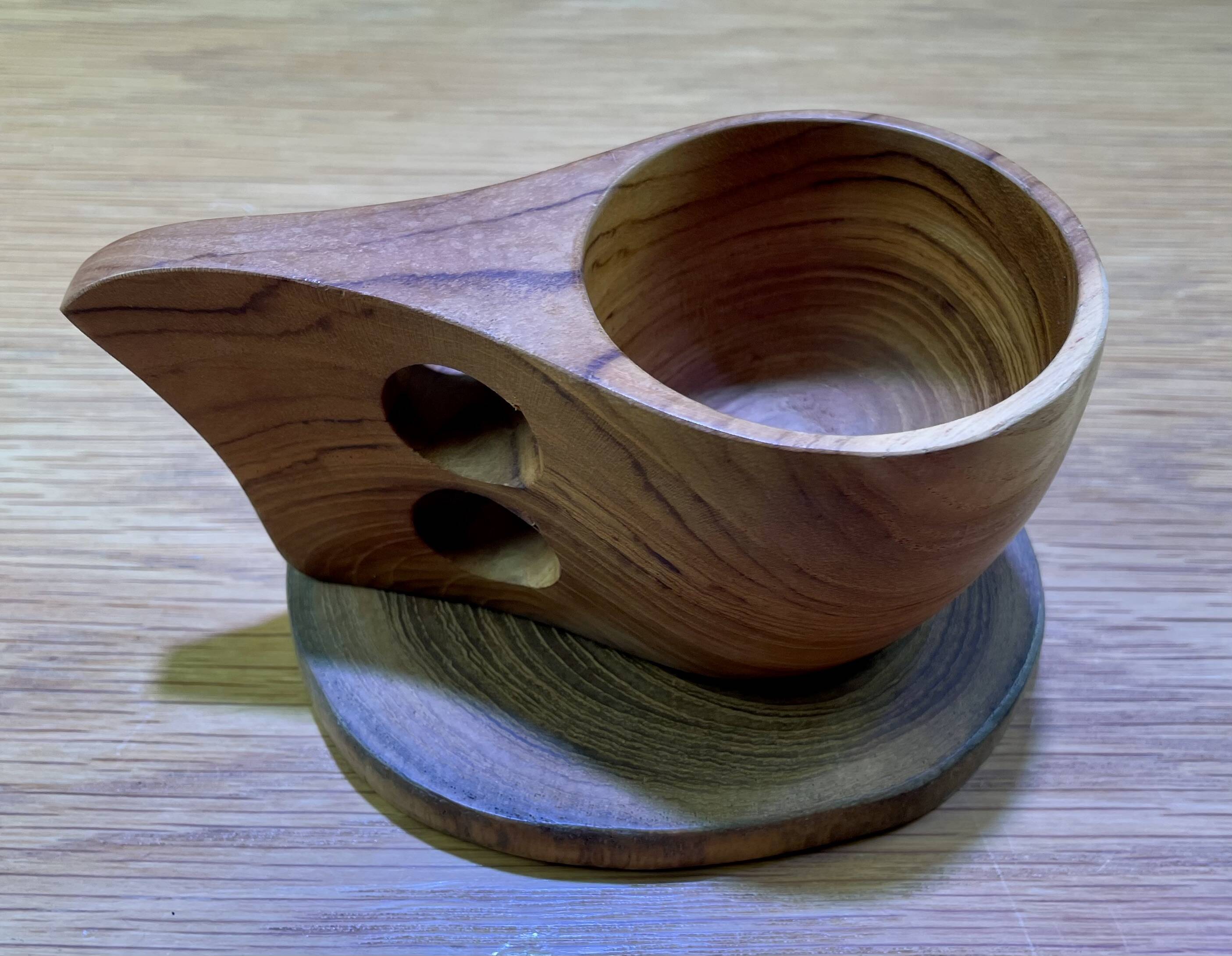 Service de tasses en bois avec soucoupes