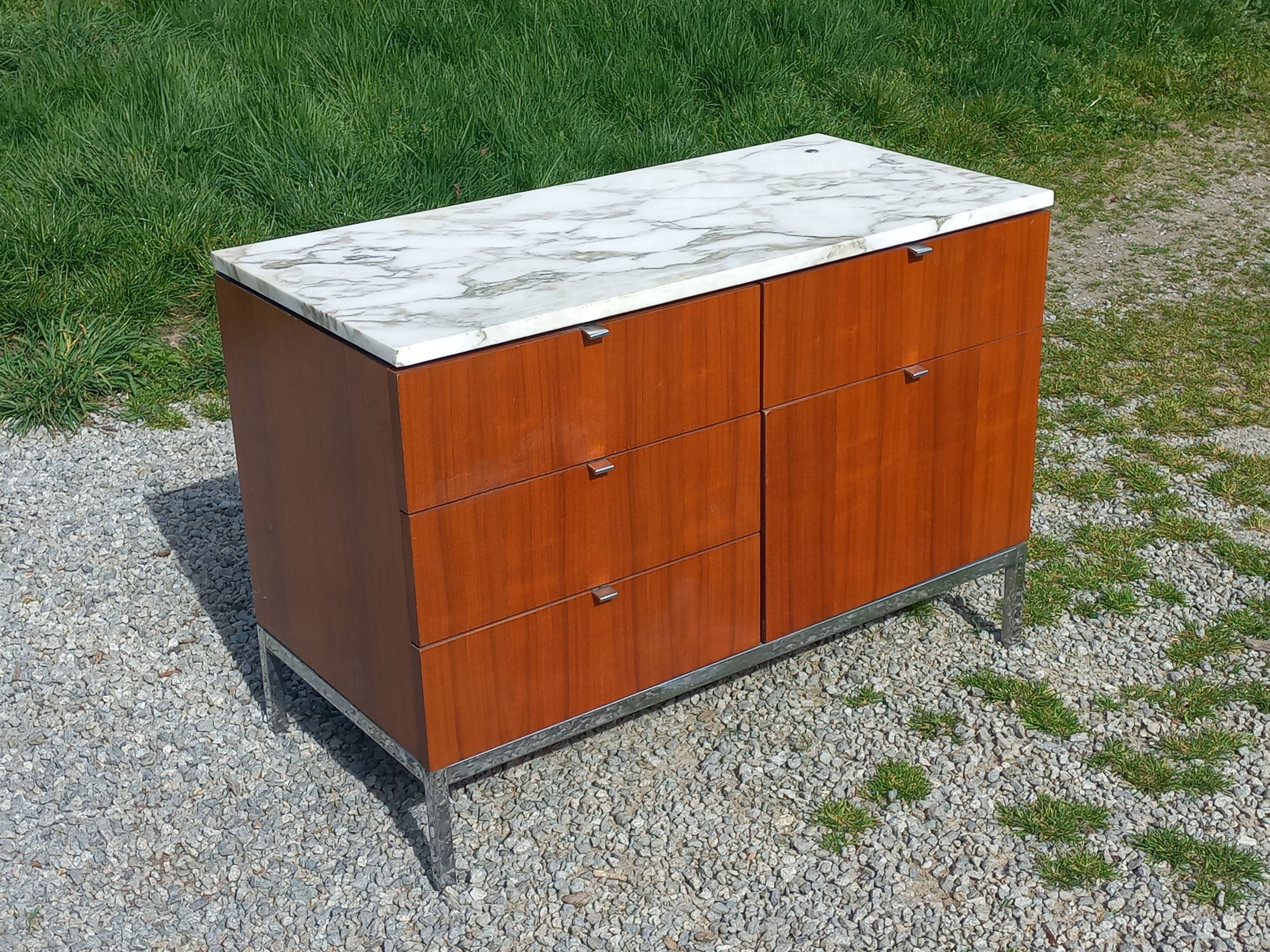Florence Knoll buffet in wood and marble with chrome legs from the 1970s.