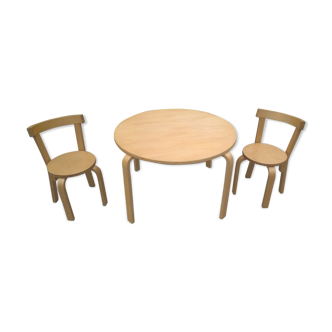 Table et paire de chaises