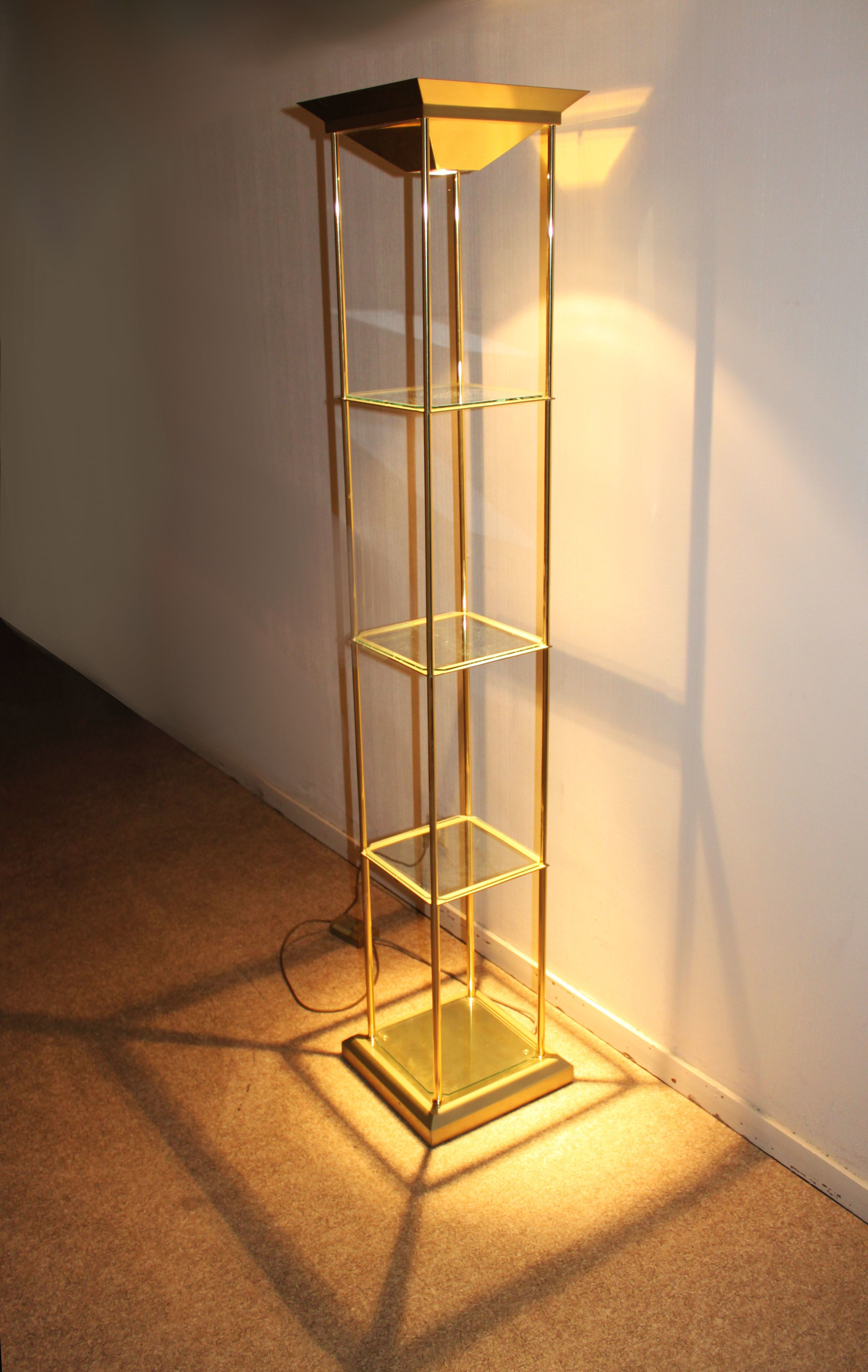 Deknudt House showcase lamppost