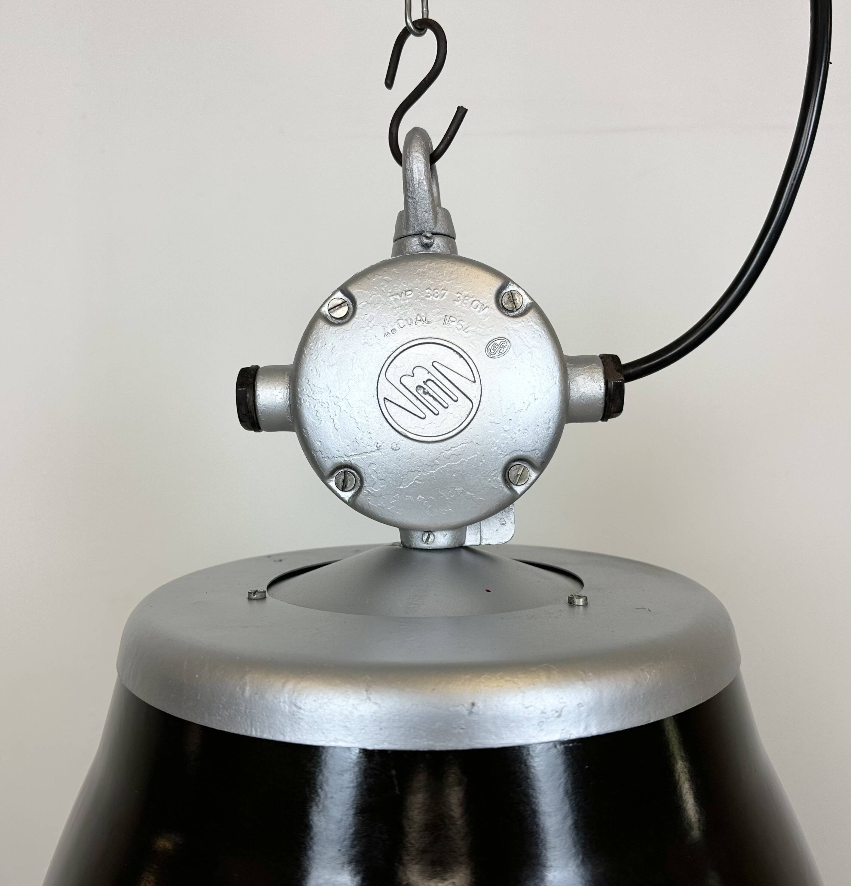 Suspension industrielle en émail noir, 1960s