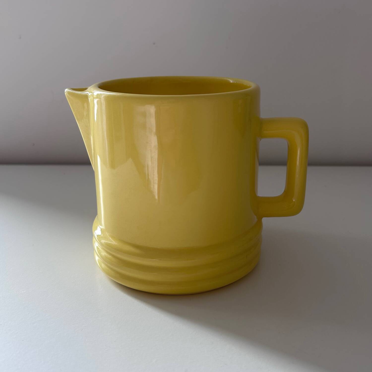 Pichet rétro jaune