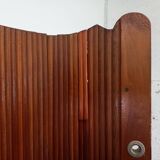 Undulating slatted screen