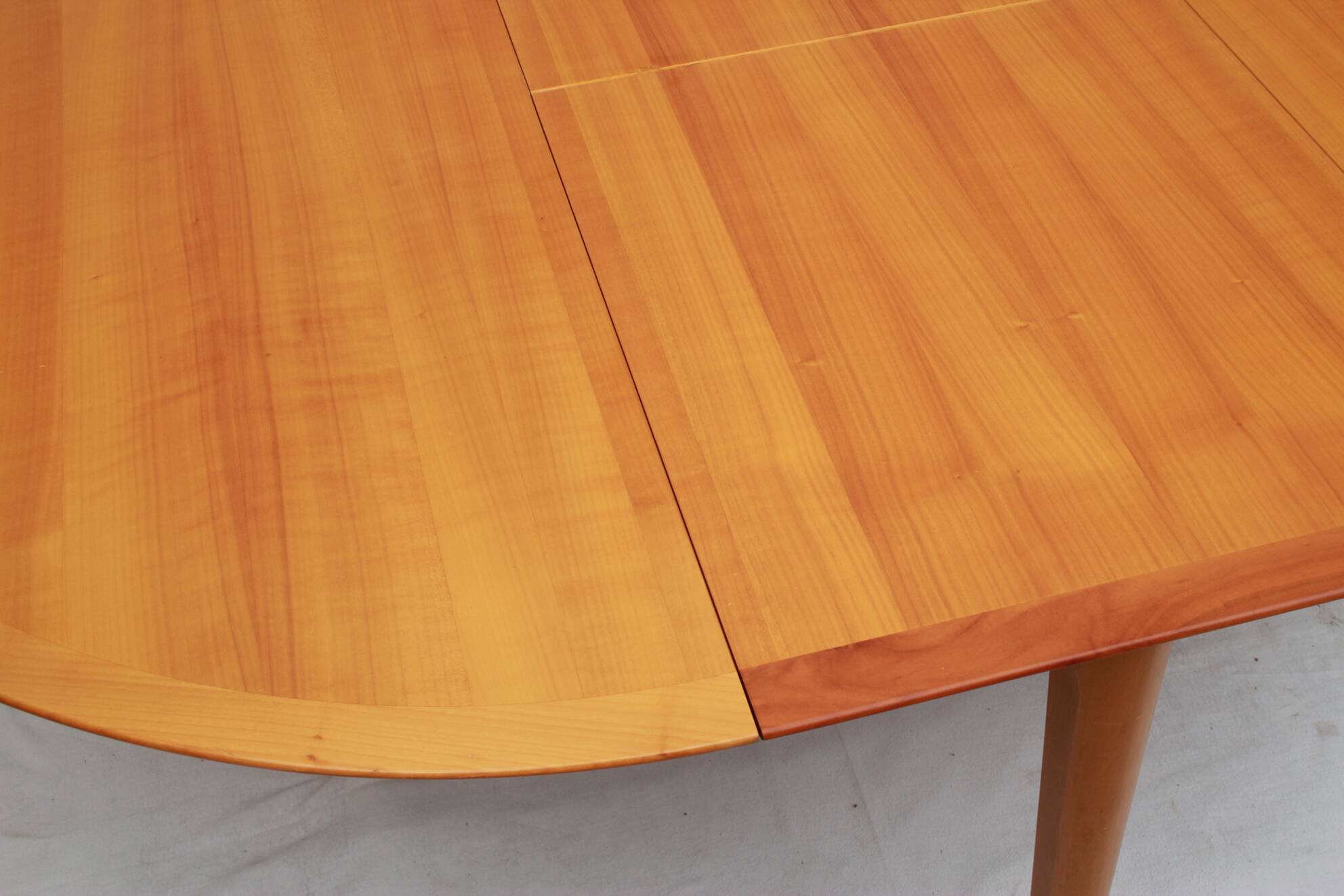 1960s round diningtable in cherrywood from LÜBKE