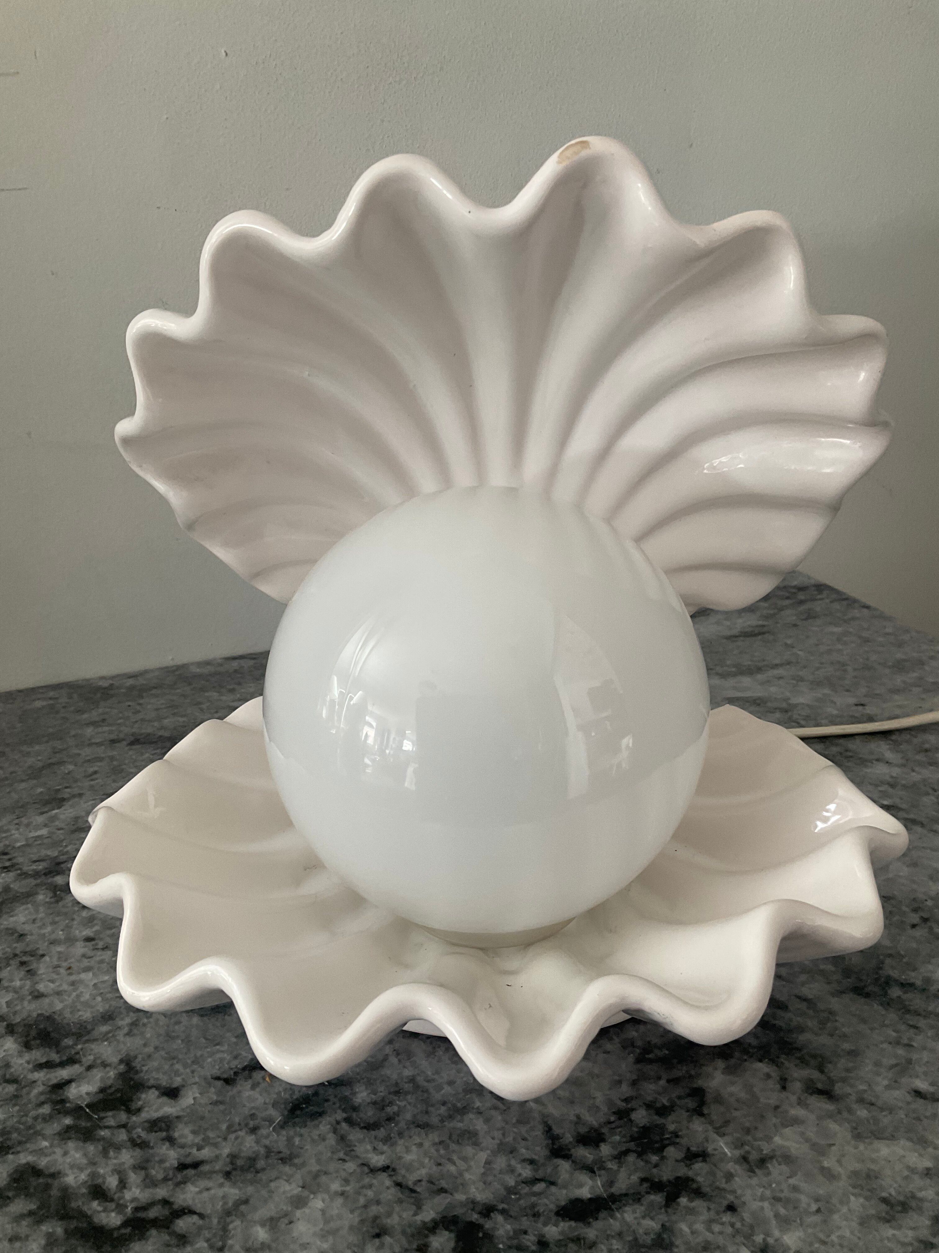 Vintage shell lamp in ceramic and opaline.