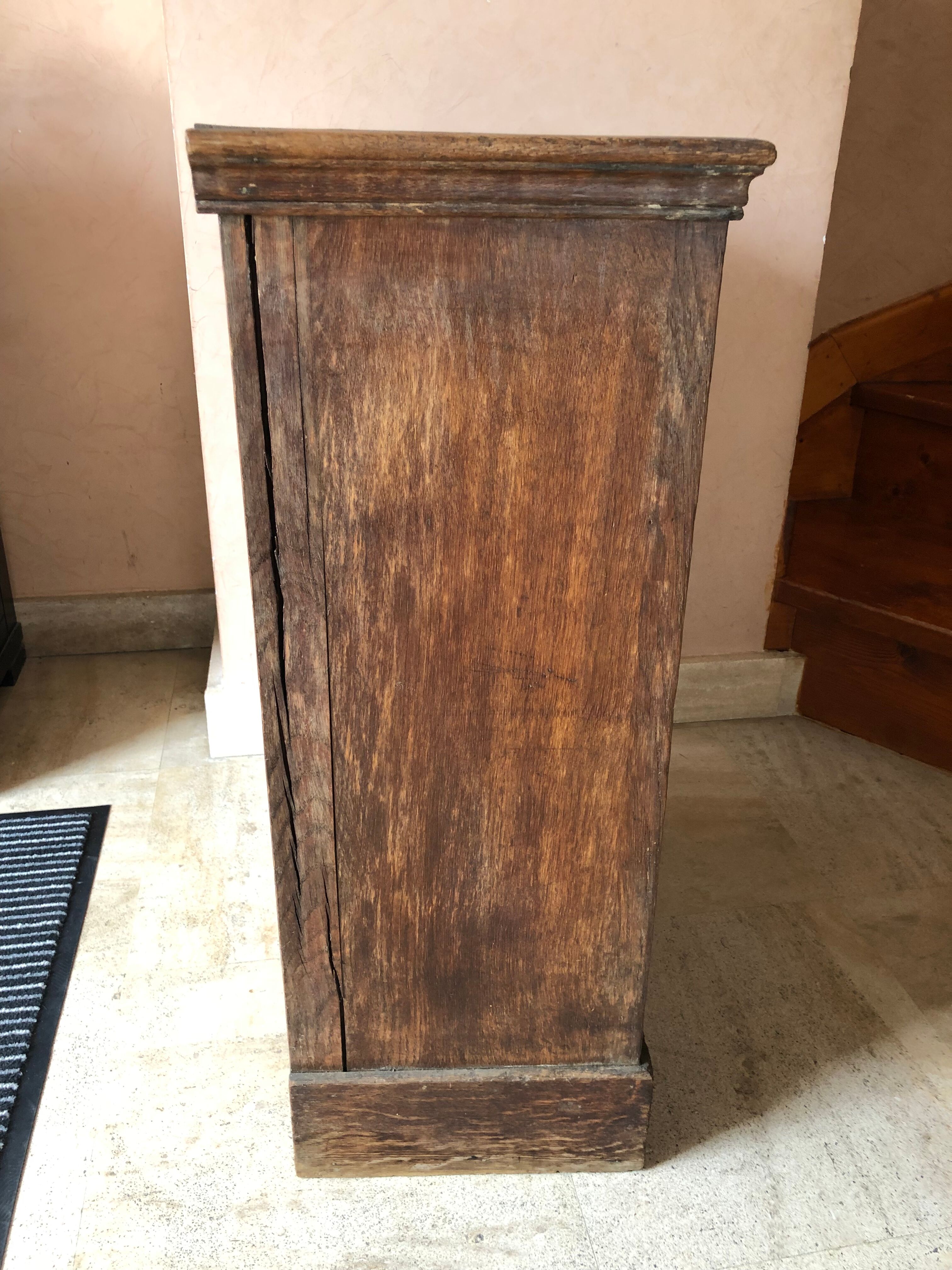 Vertical chest of drawers