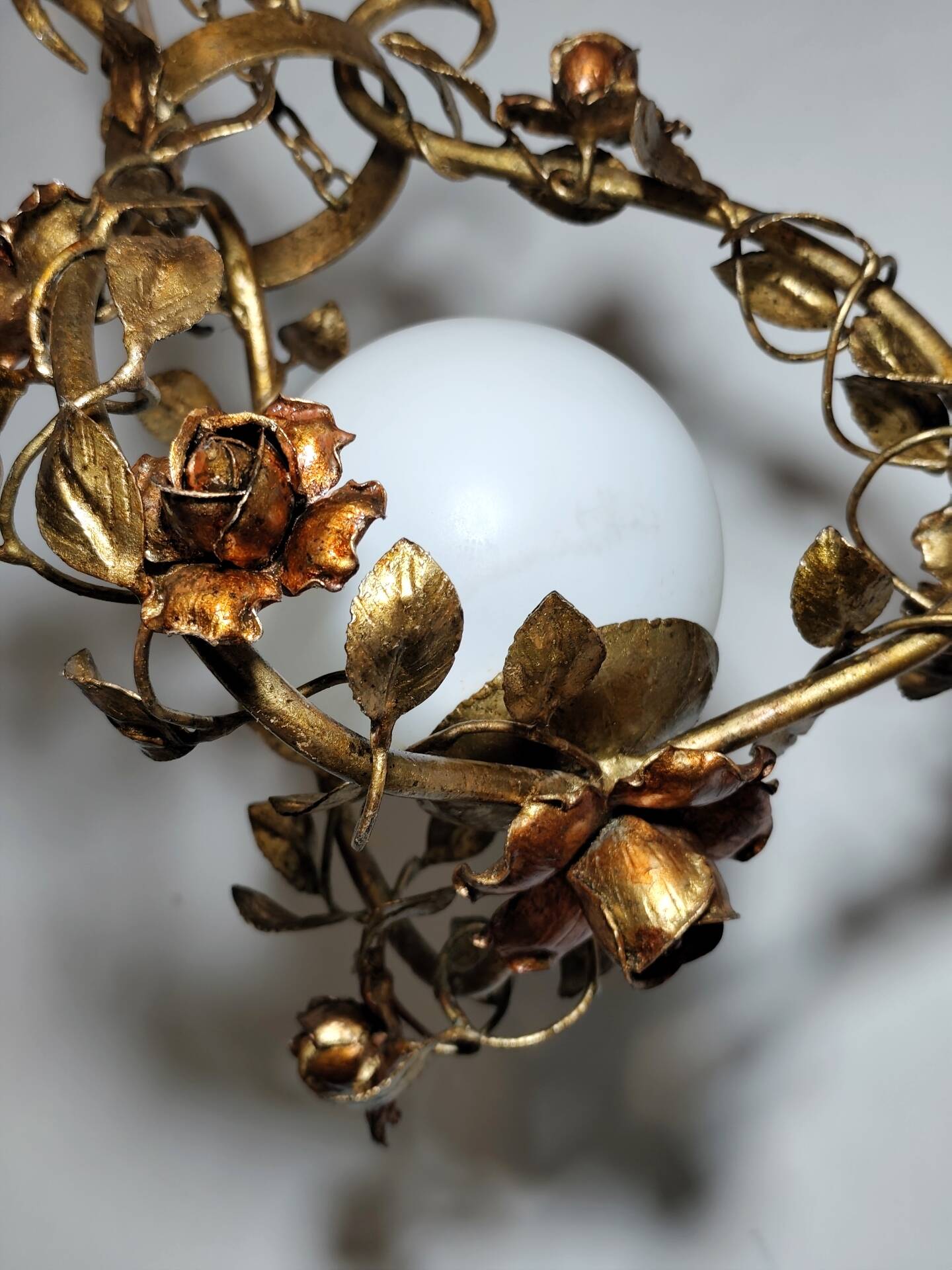 Suspension en fer forgé et enfeuille d'or, Espagne, années 1970