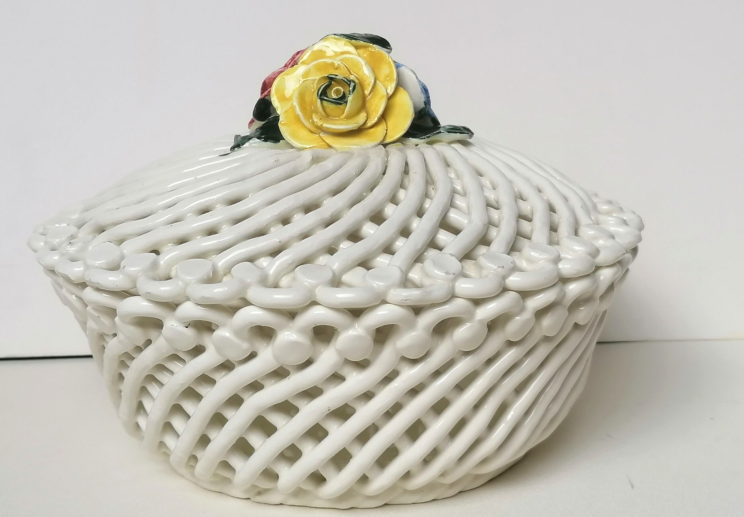 Corbeille en porcelaine tressée vintage