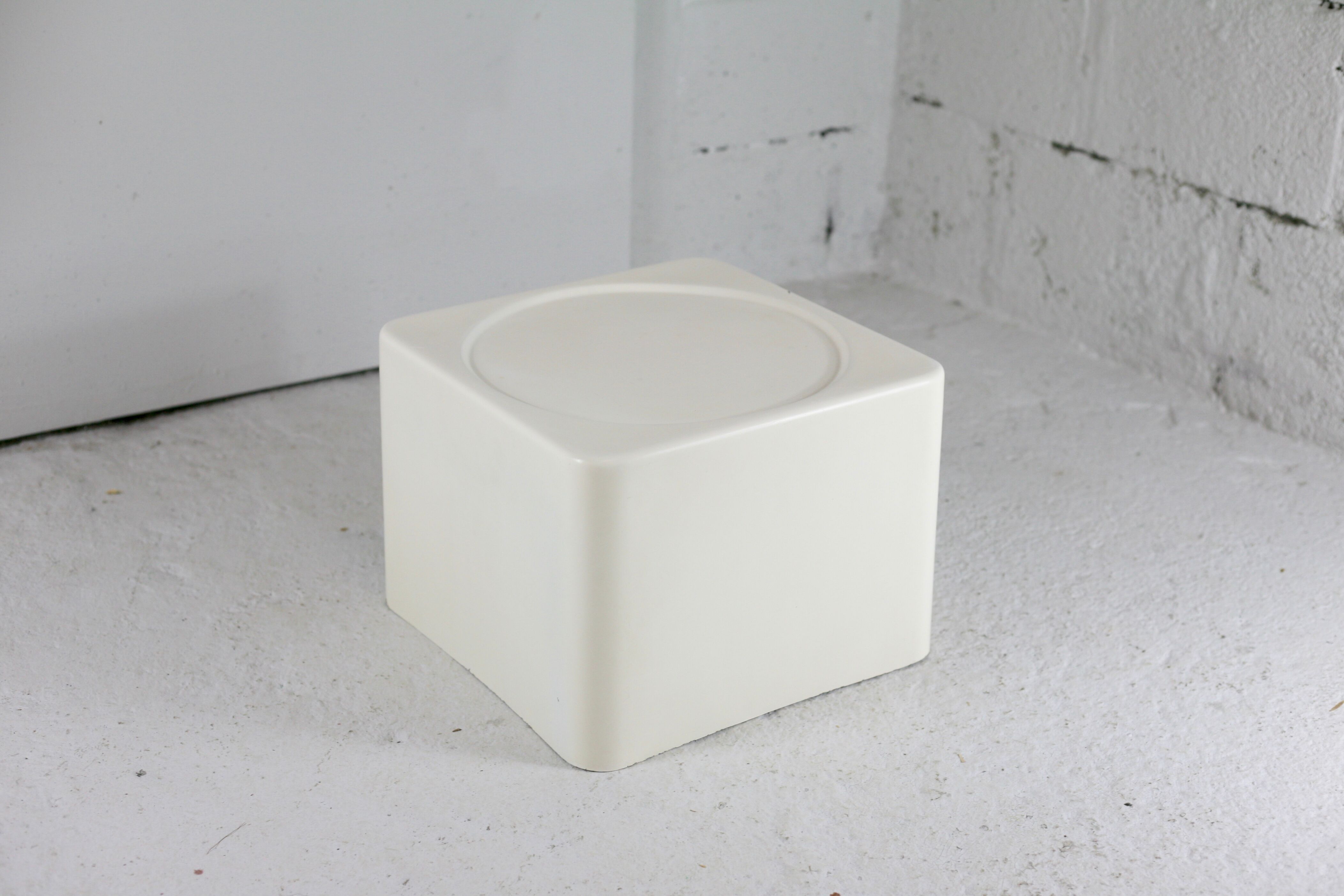 Coffee table "space age" fiberglass, white laquered, circa 1970