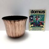Cache-pot / vase rond en cuivre gaufré dans le style d'Egidio Casagrande