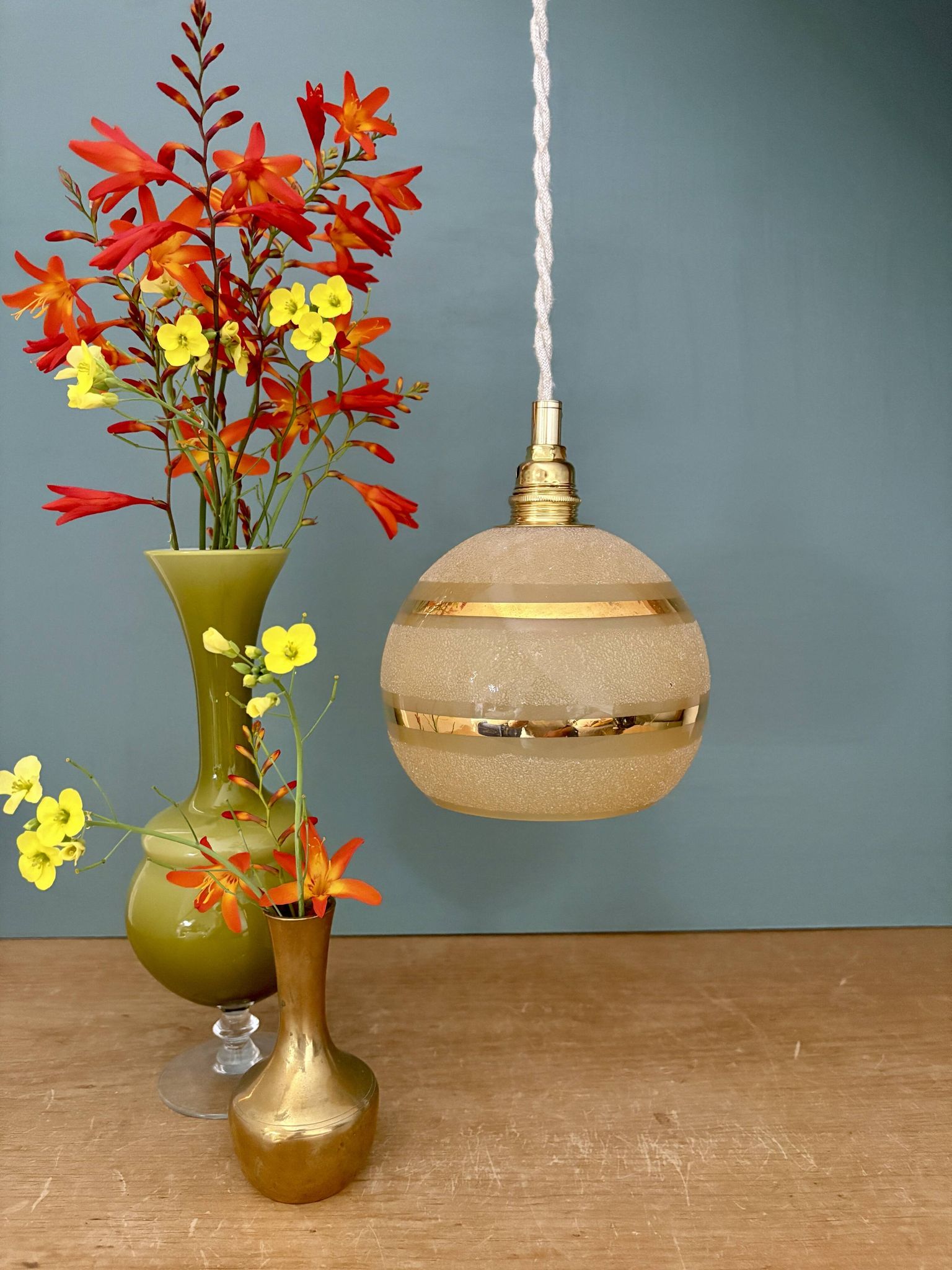 Suspension globe vintage en verre granité jaune et doré