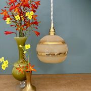 Suspension globe vintage en verre granité jaune et doré